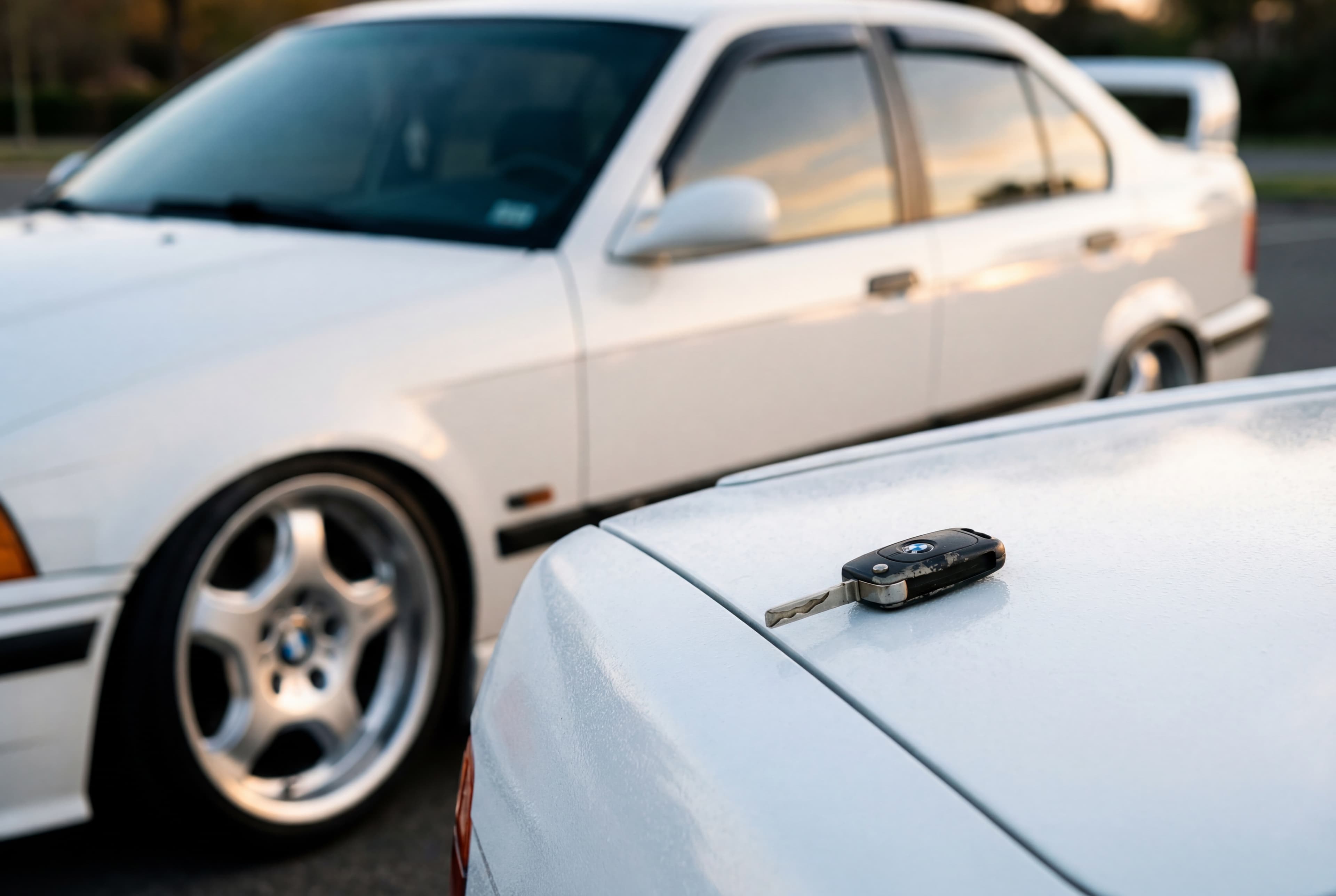 BMW E36 drifteando con humo de neumáticos en pista cerrada