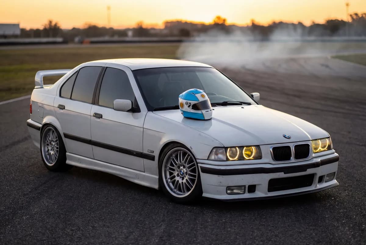 Pasajero disfrutando experiencia drift taxi en BMW E36