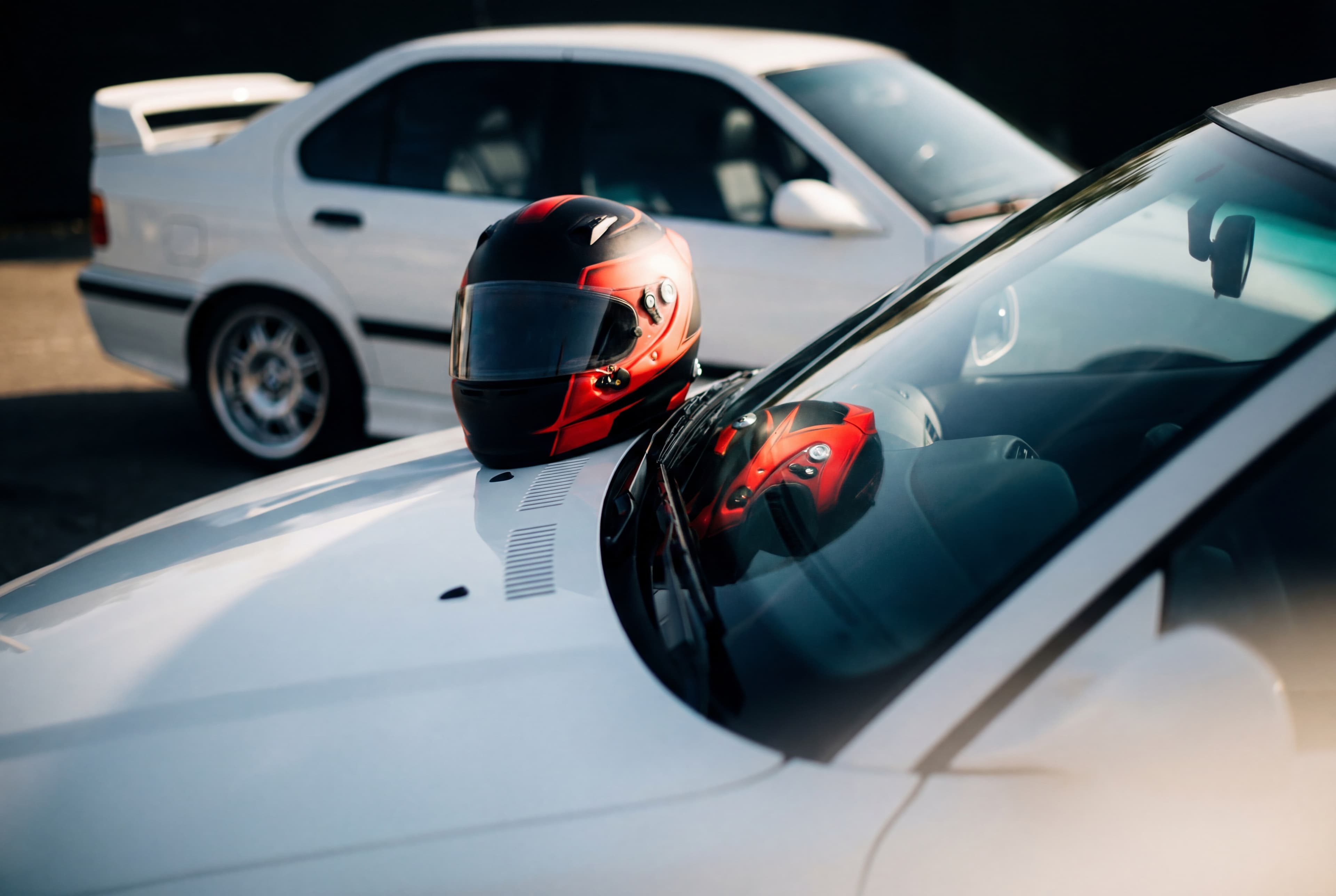 BMW E36 328i drift taxi vista frontal con luces encendidas